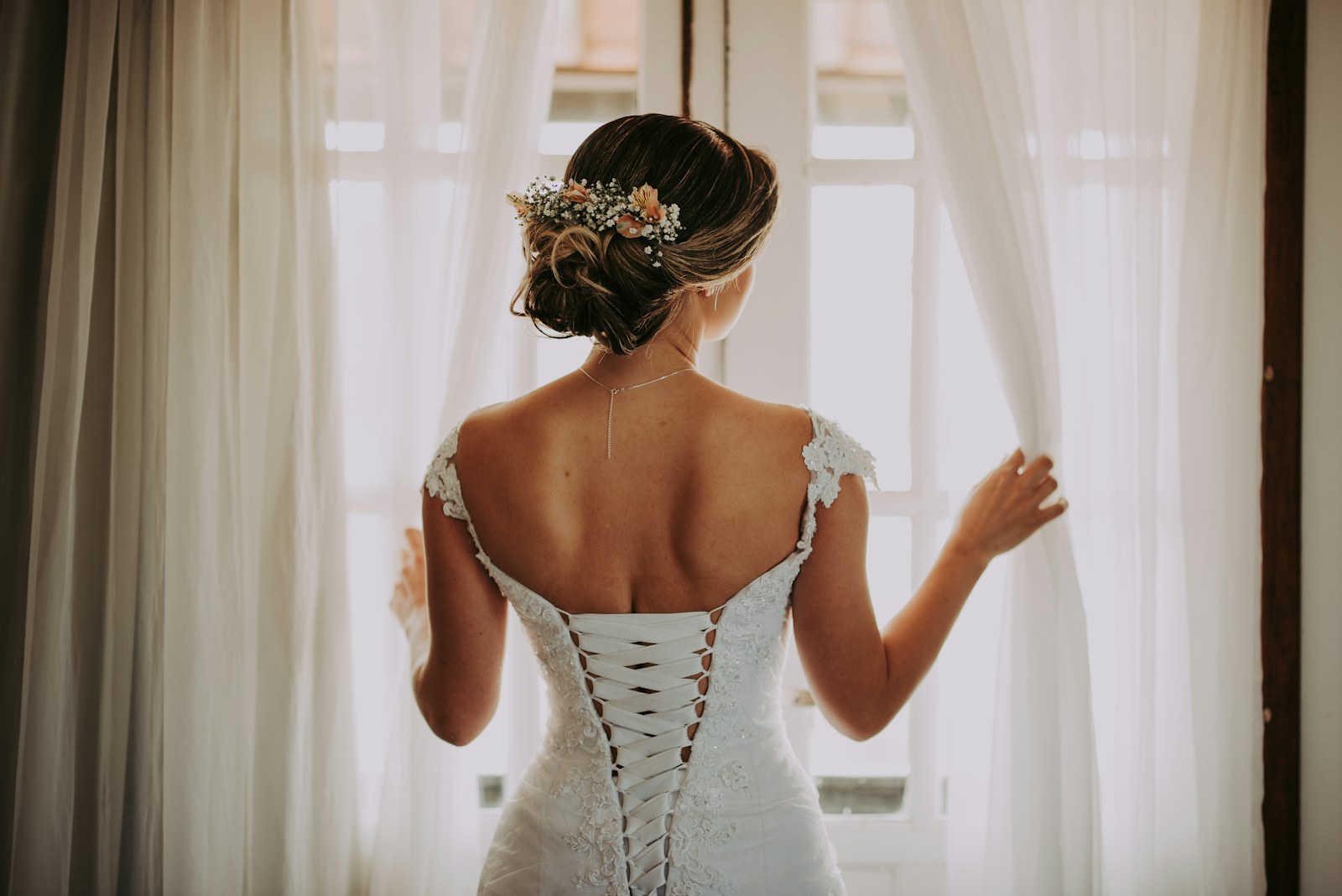 Mireasă probând o rochie elegantă