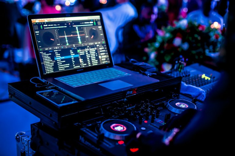 DJ sau formație la nuntă? Cum alegi muzica potrivită petrecerii