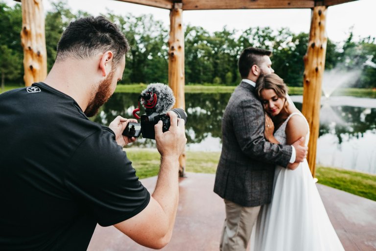 Cum alegi fotograful și videograful de nuntă: portofoliu, contract și livrare
