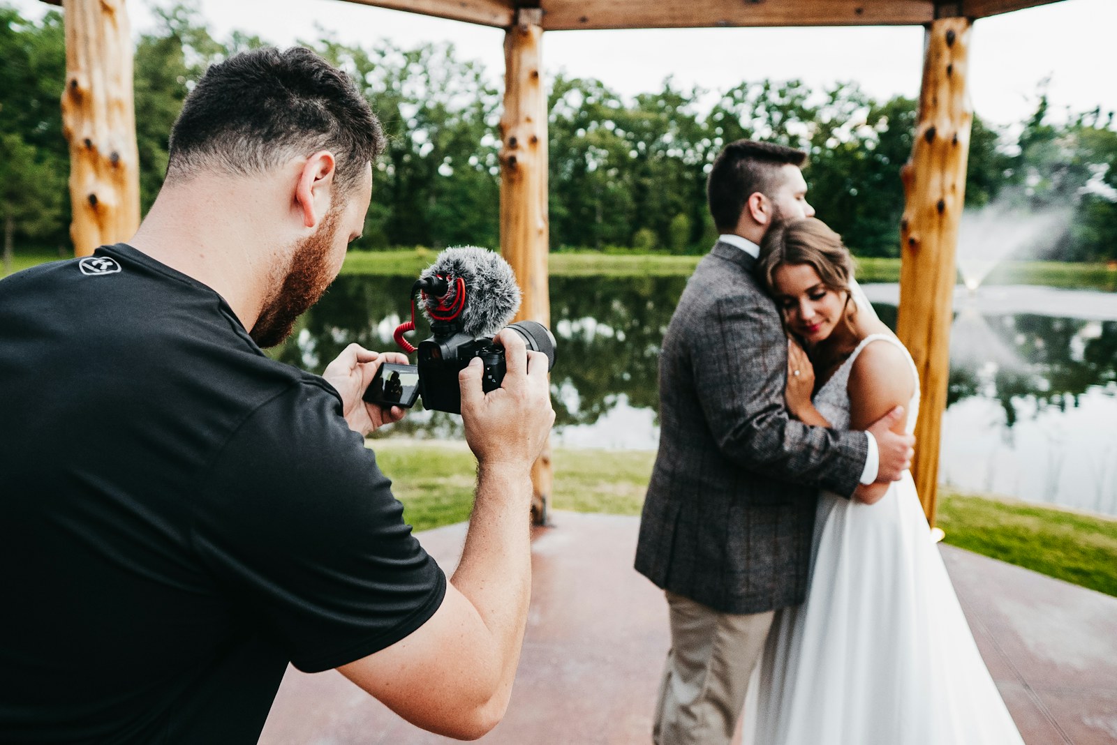 Fotograf pregătit să documenteze nunta