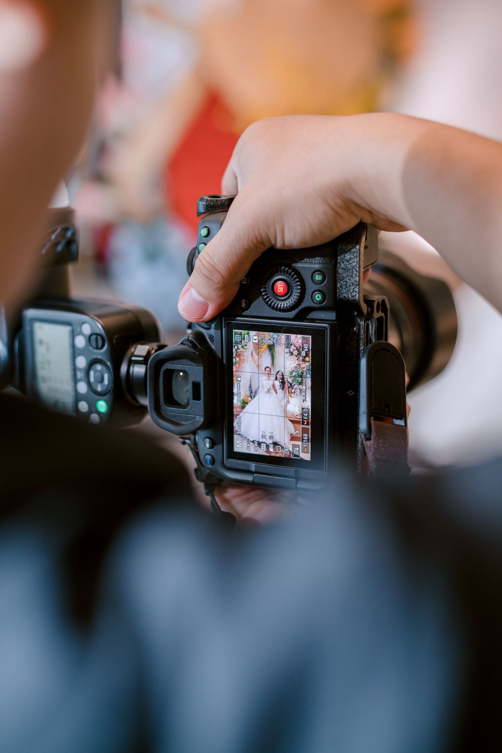 Fotograf de nuntă care surprinde cadre cu un aparat foto