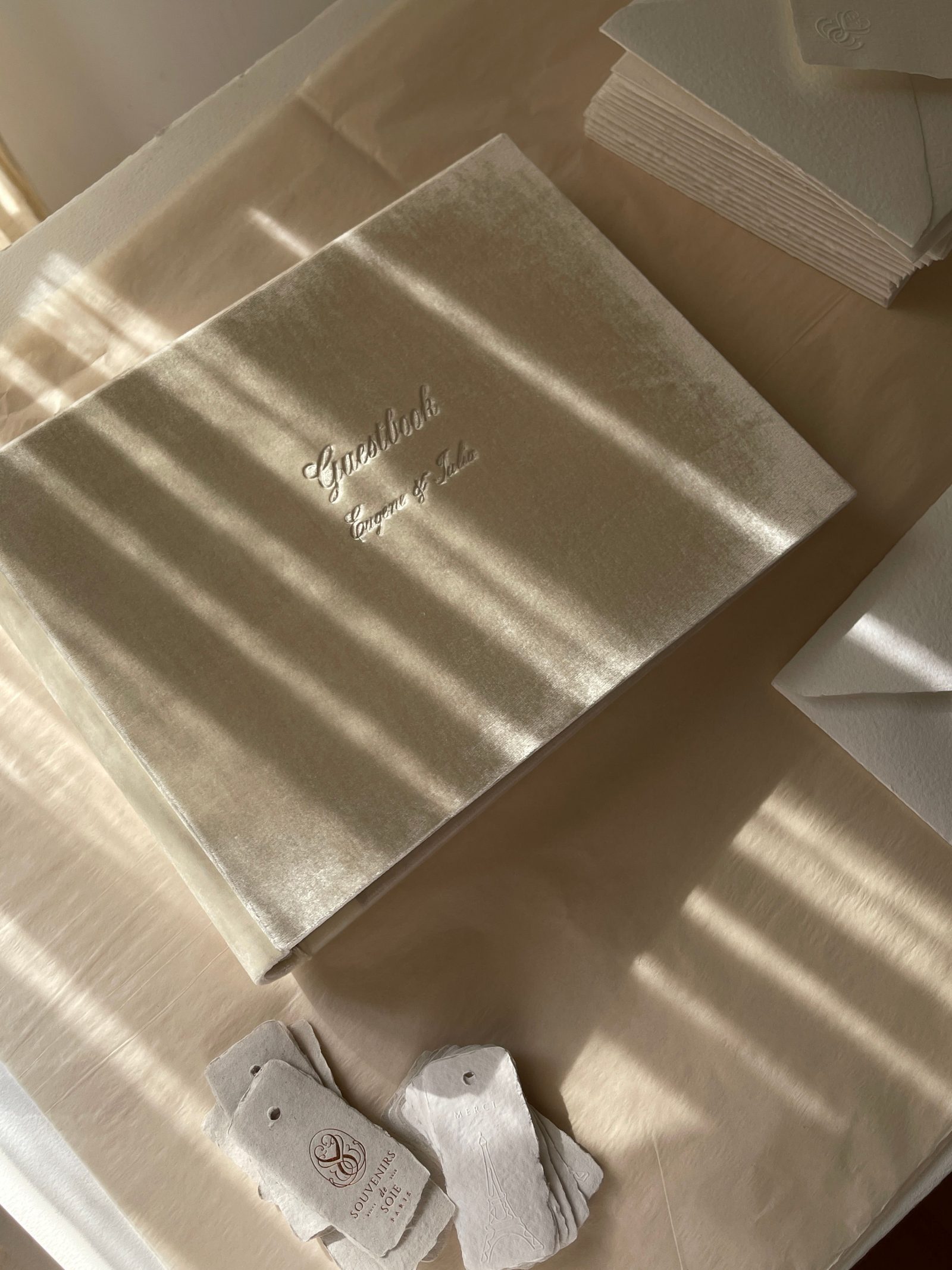 Papetărie de nuntă în tonuri de ivory și bej, în lumină naturală