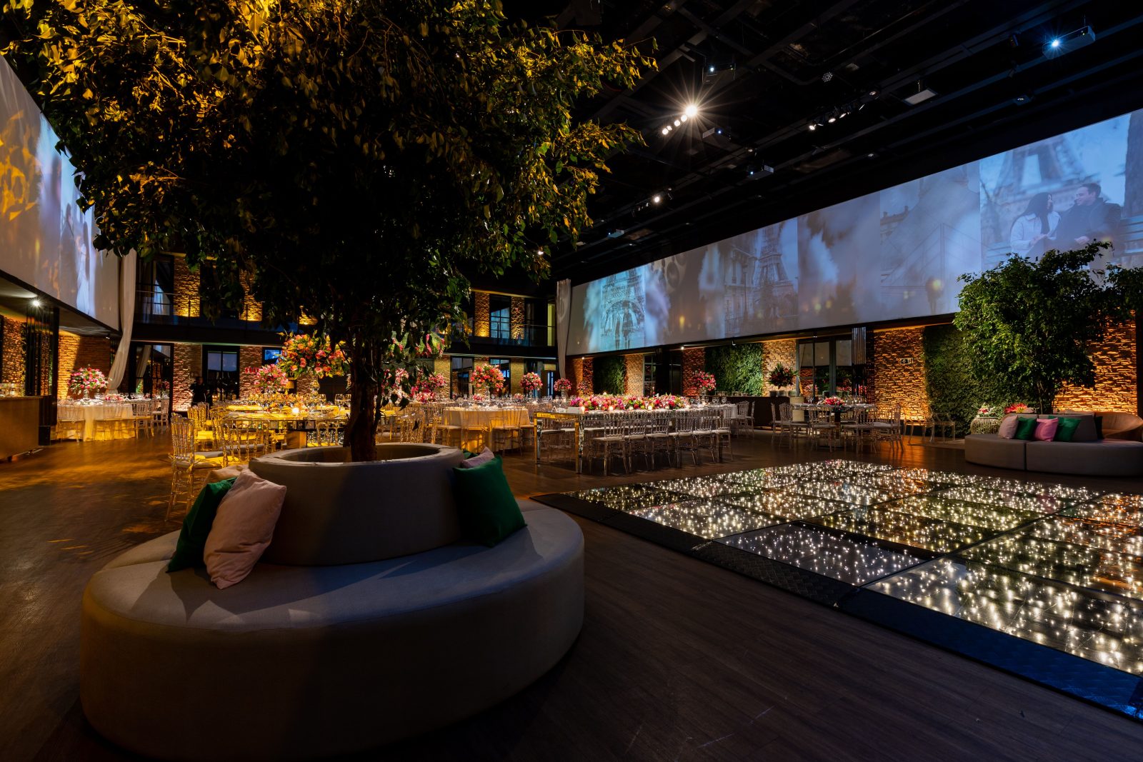 Interior luminos al unei locații de nuntă cu decor floral discret